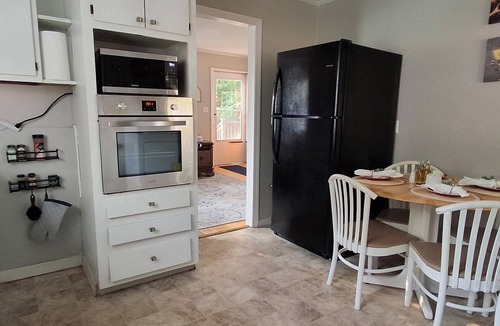 Durham House | Cozy culdessac, fire pit for spring time near downtown, Central, and Duke!