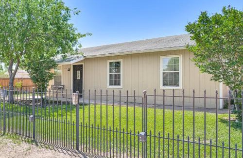 Crystal City House | Cozy & Cute Crystal City Home: Shaded Deck w/BBQ