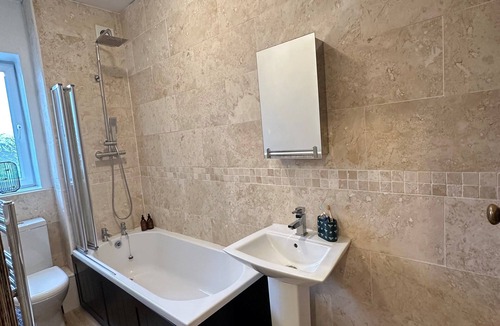 Harrogate House | Cozy Cute terrace Harlow Hill