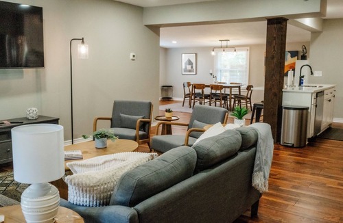 Dallas House | Cozy Dallas 3BR Home w/Grill + Yard | by Nell Homes