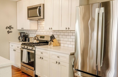Dallas House | Cozy Dallas 3BR Home w/Grill + Yard | by Nell Homes
