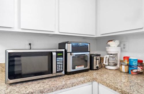 George Bush Park/Eldridge Apartment | Cozy, Dedicated Workspace, Fast Wi-Fi Apartment