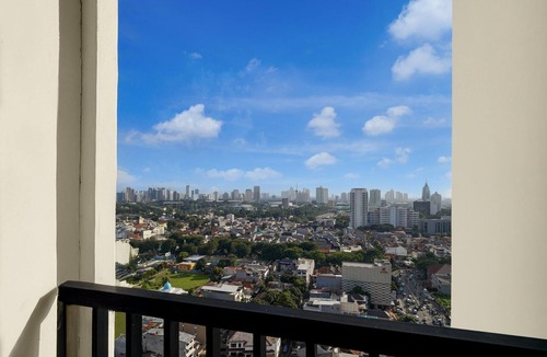 Bendungan Hilir House | Cozy Deluxe Double Near Stadion Utama w/Wifi