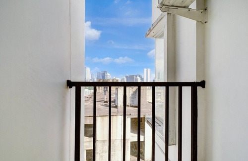 Bendungan Hilir House | Cozy Deluxe Double Near Stadion Utama w/Wifi