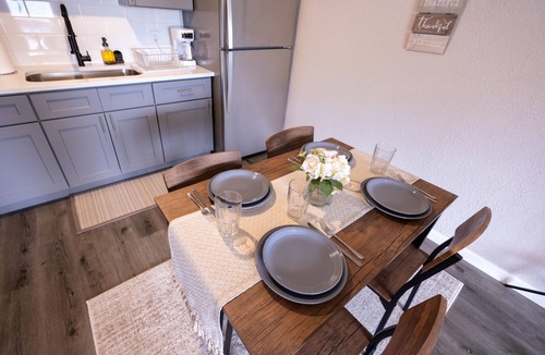 Columbus Apartment | Cozy den in Columbus