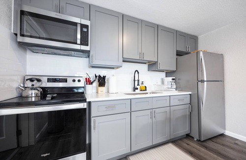 Columbus Apartment | Cozy den in Columbus