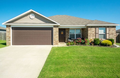 Highfill House | COZY DEN! Practical 3BD 2B home with fenced back yard