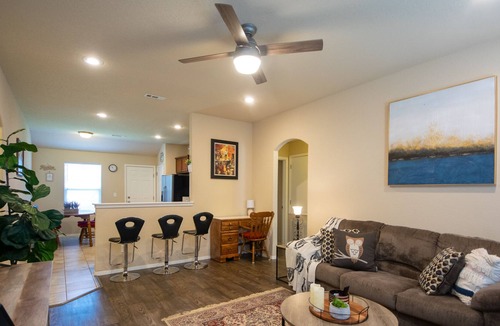 Highfill House | COZY DEN! Practical 3BD 2B home with fenced back yard