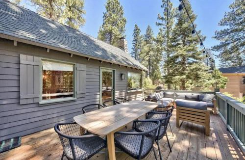 Cedar Flat House | Cozy Designer Decorated Cabin Near Slopes Fireplace Peekaboo Lakeview