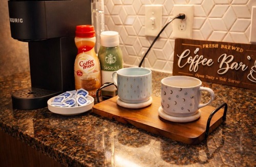 Las Colinas Apartment | Cozy Designer Suite | Gym & Pool | DART Access