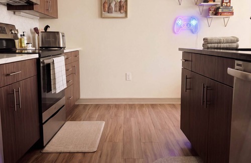 Las Colinas Apartment | Cozy Designer Suite | Gym & Pool | DART Access