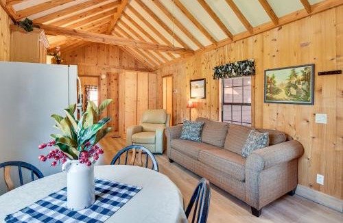 Rabun Gap House | Cozy Dillard Cabin w/Mountain Views & Pool Access