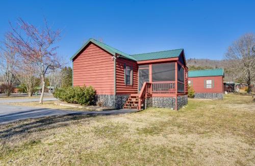Rabun Gap House | Cozy Dillard Cabin w/Mountain Views & Pool Access