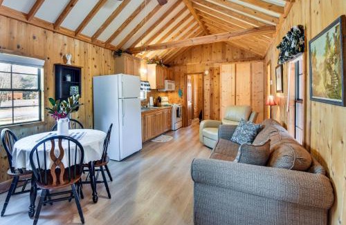 Rabun Gap House | Cozy Dillard Cabin w/Mountain Views & Pool Access