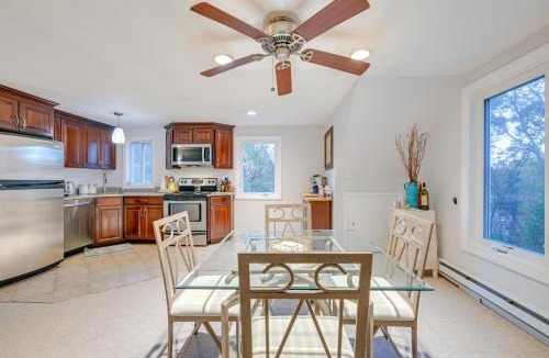 Dix Hills Apartment | Cozy Dix Hills Apt with Deck about 7 Mi to Beach!