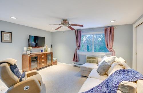 Dix Hills Apartment | Cozy Dix Hills Apt with Deck about 7 Mi to Beach!