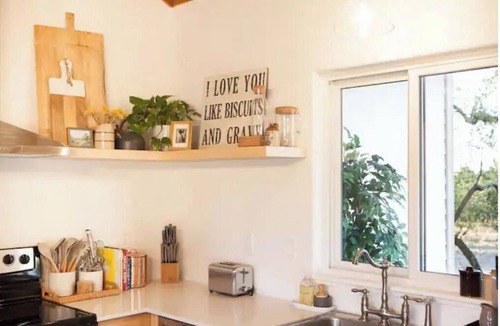 Austin Cottage | Cozy, dog friendly, private & county chic Hill Country cottage -15 min to Austin