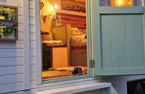 Northampton Cabin | Cozy Dog Friendly Shepherd's Hut in Northampton
