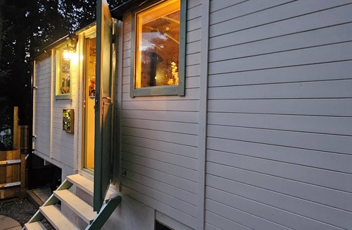 Northampton Cabin | Cozy Dog Friendly Shepherd's Hut in Northampton