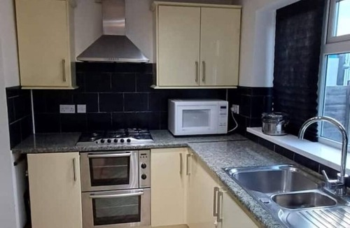 Wolverhampton House | Cozy double bedroom