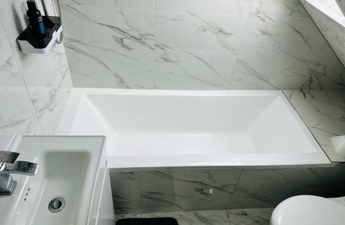 Broadheath House | Cozy Double Peaceful Retreat