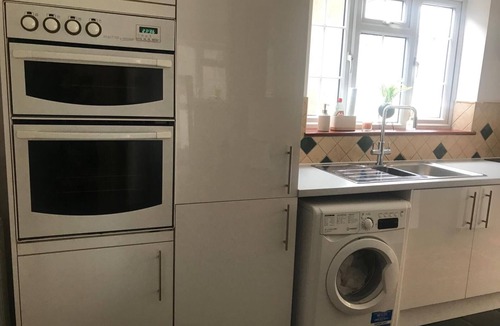 Cray Valley West Apartment | Cozy Double Room in BR5 R-2