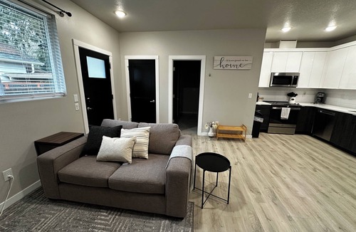 Lincoln Apartment | Cozy Downtown Apartment 2br/1bth