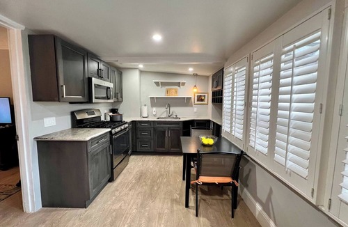 Burlingame Bed & Breakfast | Cozy Downtown Burlingame Apt. | Easy Parking | 1/1