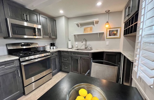 Burlingame Bed & Breakfast | Cozy Downtown Burlingame Apt. | Easy Parking | 1/1