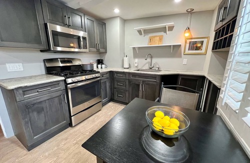 Burlingame Bed & Breakfast | Cozy Downtown Burlingame Apt. | Easy Parking | 1/1