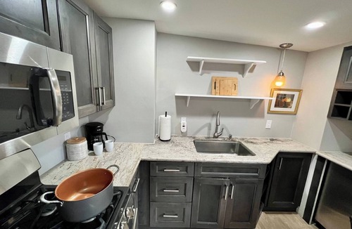 Burlingame Bed & Breakfast | Cozy Downtown Burlingame Apt. | Easy Parking | 1/1