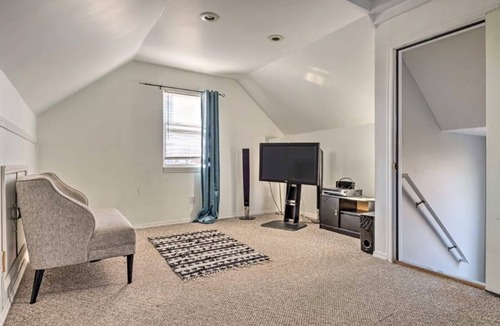 Fall Creek Place House | Cozy Downtown Escape