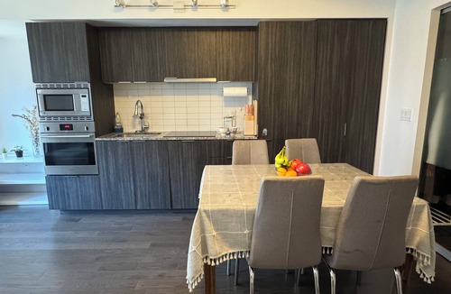 Bay Cloverhill Condo | Cozy Downtown Escape: Near Subway, UofT, Financial Districts.