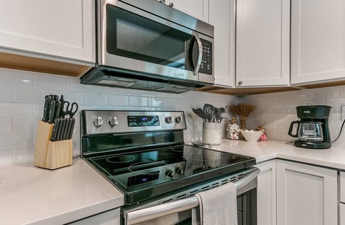 Des Moines House | Cozy Downtown Getaway