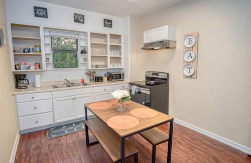 Nevada Street Apartment | Cozy Downtown Guest House 2BR/1BA Sleeps 8