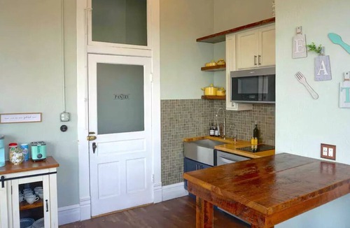 Palestine House | Cozy Downtown Loft With Beautiful Main Street View
