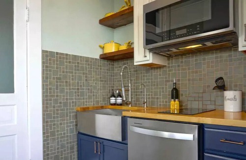 Palestine House | Cozy Downtown Loft With Beautiful Main Street View