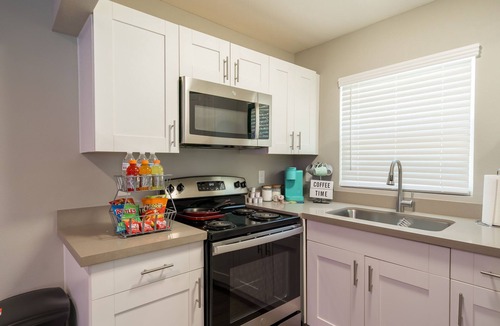 Montrose Apartment | Cozy Downtown, Montrose Studio!nFree parking !