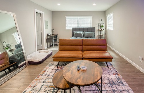 Montrose Apartment | Cozy Downtown, Montrose Studio!nFree parking !