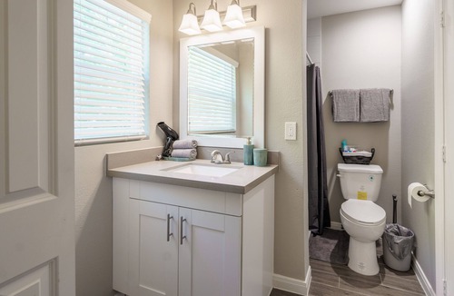 Montrose Apartment | Cozy Downtown, Montrose Studio!nFree parking !