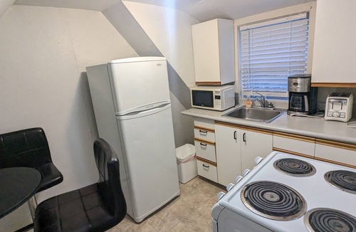 Sunnyside Apartment | Cozy downtown one bedroom free parking