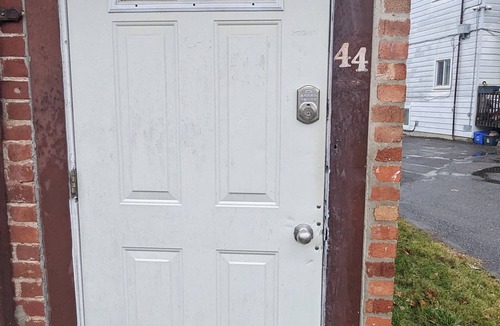 Sunnyside Apartment | Cozy downtown one bedroom free parking