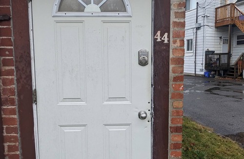 Sunnyside Apartment | Cozy downtown one bedroom free parking