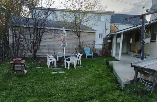 Sunnyside Apartment | Cozy downtown one bedroom free parking