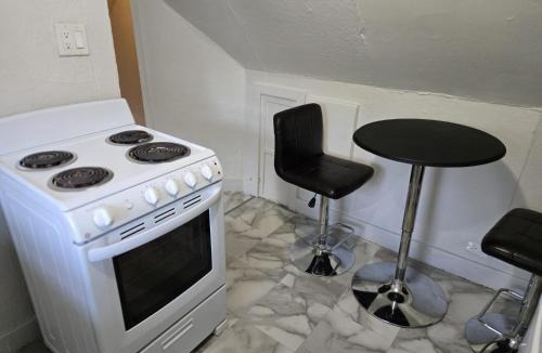 Sunnyside Apartment | Cozy downtown one bedroom free parking
