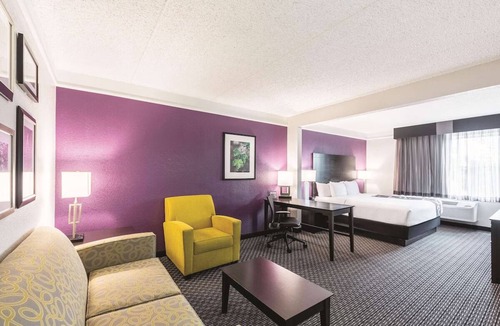 Arsenal Hotel | Cozy Downtown Retreat - Steps from The Alamo & River Walk Adventures