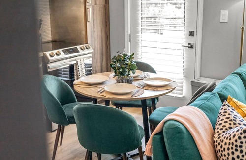 Cedars Apartment | Cozy Downtown Stay | Free WiFi + Parking NEW