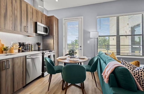 Cedars Apartment | Cozy Downtown Stay | Free WiFi + Parking NEW