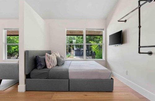 West Campus Apartment | Cozy Downtown Studio - near UT
