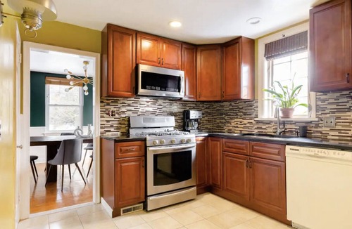 Ardmore House | Cozy, Driveway, & Convenient Trains